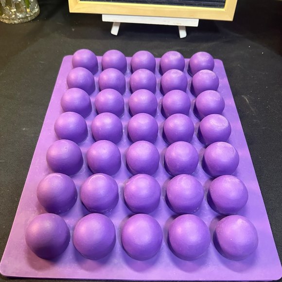 Truffly Made. XL Round Chocolate Truffle, Jelly and Candy Mold, 35 cavities - Picture 2 of 3